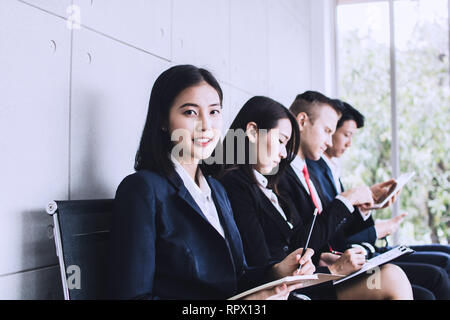 Gruppe von Menschen Vorbereitung Interview und wartet im Büro Stockfoto