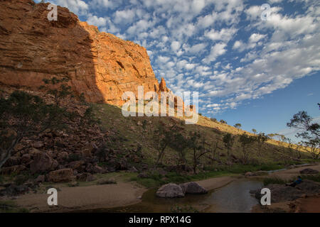 Simpsons Gap (Arrernte: Rungutjirpa) ist eine der Lücken in der West MacDonnell Ranges in Australien Northern Territory. westlich von Alice Springs. Stockfoto