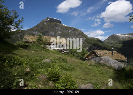 Shieling Homlungsaetra ist eine 550 Meter über dem Geirangerfjord, einem touristischen Hotspot in Norwegen. Stockfoto