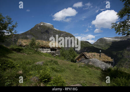 Shieling Homlungsaetra ist eine 550 Meter über dem Geirangerfjord, einem touristischen Hotspot in Norwegen. Stockfoto