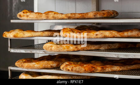 Schiacciata all'olio ist einer der Toskana top Bäckerei behandelt. Es ist eine Art von Fladenbrot mit Mehl, Wasser, Hefe, Salz und Olivenöl. Stockfoto