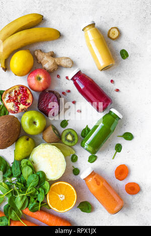 Buntes Obst und Gemüse und Flaschen von smoothies oder Säfte auf weißer Tisch. Saft und Smoothie Zutaten. Gesunde, saubere Essen, Detox, Diät co Stockfoto