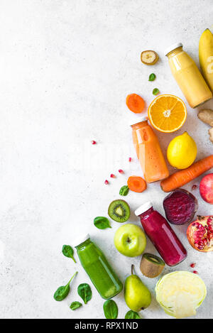 Buntes Obst und Gemüse und Flaschen von smoothies oder Säfte auf weissem, kopieren. Saft und Smoothie Zutaten. Gesunde, saubere Essen, Detox, d Stockfoto