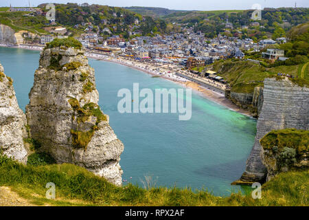 Landschaft mit malerischen alabaster Kreidefelsen von Etretat und Küste des Atlantischen Ozean, Reise und Urlaub in der Normandie, Frankreich Stockfoto