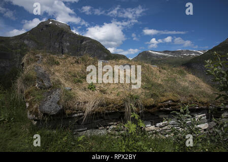 Shieling Homlungsaetra ist eine 550 Meter über dem Geirangerfjord, einem touristischen Hotspot in Norwegen. Stockfoto