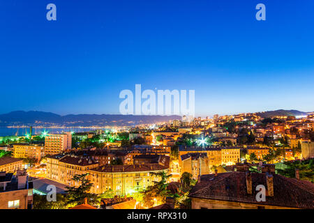 Stadtbild bei Nacht, Rijeka, Kroatien Stockfoto