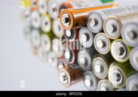 AA-Alkaline-Batterien auf der Glasoberfläche mit close-up Reflexion, Salz Batterien, Akkumulatoren Stockfoto