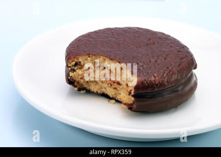 Die Hälfte gegessen Schokolade Kuchen auf eine Platte Stockfoto