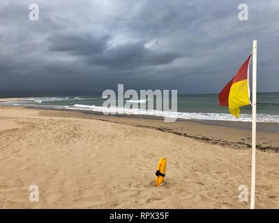 Rettungsschwimmer auf Patrouille Fahnen und eine Rescue Buoy, Lookout Beach, Plettenberg Bay, Western Cape, Südafrika Stockfoto