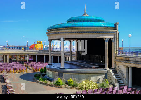 Eastbourne, Sussex, UK - August 1, 2018: Art déco-Band mit Sitzgelegenheiten. An einem sonnigen blauen Himmel Nachmittag im Sommer genommen. Stockfoto