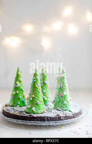 Kuchen mit Weihnachtsbäumen auf einem Tisch dekoriert Stockfoto