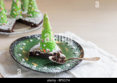 Stück Schokoladenkuchen mit einem Weihnachtsbaum dekoriert Stockfoto