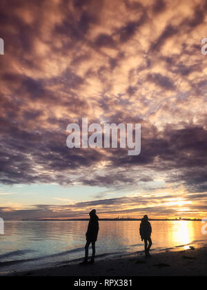 Silhouette von zwei Boys am Strand bei Sonnenuntergang, Dänemark