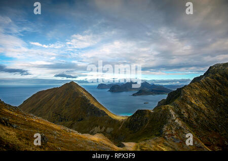 Vestvagoy Insel von Mt Middagstinden, Flakstad, Lofoten, Nordland, Norwegen gesehen Stockfoto