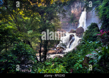 Wasserfall in einem Ciletuh-Palabuhanratu Geopark, West Java, Indonesien Stockfoto