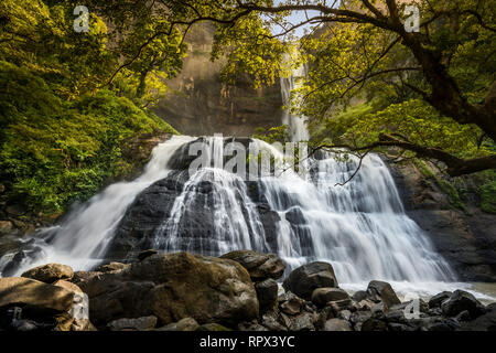 Wasserfall in einem Ciletuh-Palabuhanratu Geopark, West Java, Indonesien Stockfoto