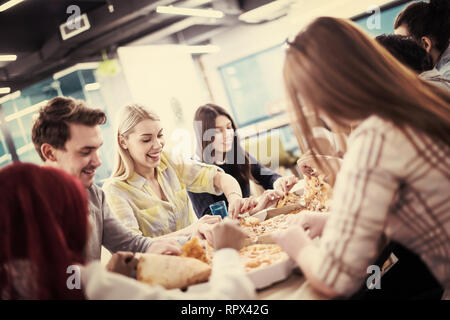 Freundlich diverse multiethnischen Business Team Essen teilen Pizza zusammen im Startup office, multirassischen Mitarbeiter Mitarbeiter Gruppe genießen Pause sprechen. l Stockfoto