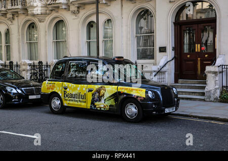 LONDON, ENGLAND - August 02, 2015: London Taxi auch black cab in Central London genannt, Parkplatz vor dem Haus Stockfoto