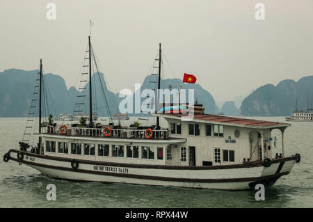 HA LONG BAY, VIETNAM - 28. MÄRZ 2016: Touristische Kreuzfahrtschiff in Ha Long Bay, UNESCO-Weltkulturerbe, Vietnam Stockfoto