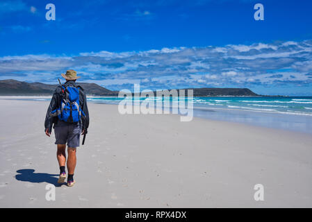 Menschen wandern entlang der Strand von Noordhoek, Kapstadt, Western Cape, Südafrika Stockfoto