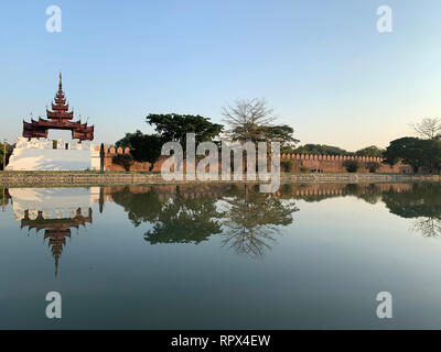 Graben und Mauern von Mandalay, Palast, Mandalay, Myanmar Stockfoto