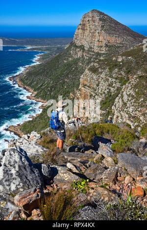 Zwei Männer wandern am Kap der Guten Hoffnung Wanderweg, Western Cape, Südafrika Stockfoto