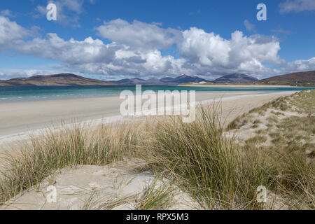 Auf der Suche nach Taransay und Luskentire aus den Dünen bei Seilebost, Isle of Harris, Äußere Hebriden, Schottland Stockfoto