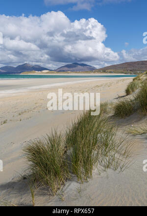 Auf der Suche nach Luskentire aus den Dünen bei Seilebost, Isle of Harris, Äußere Hebriden, Schottland Stockfoto