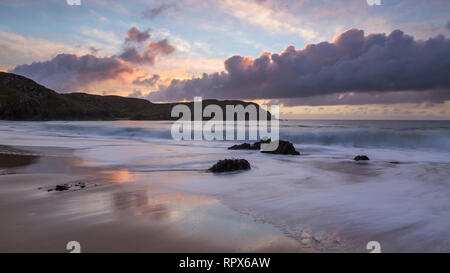 Sonnenuntergang bei Dalmore Strand auf der Insel Lewis, Äußere Hebriden, Schottland Stockfoto