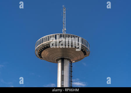 Madrid, Spanien - 20. Februar 2018: Faro de Moncloa (Moncloa Leuchtturm) Sendeturm und Aussichtsplattform mit blauem Himmel backgournd. Bei t entfernt Stockfoto