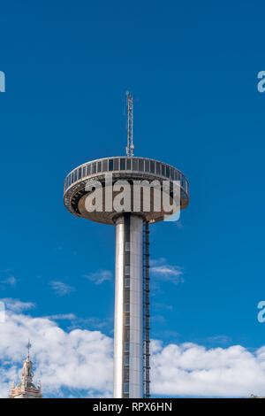 Madrid, Spanien - 20. Februar 2018: Faro de Moncloa (Moncloa Leuchtturm) Sendeturm und Aussichtsplattform mit blauem Himmel backgournd. Bei t entfernt Stockfoto