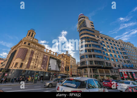 Madrid, Spanien - 20. Februar 2018: Heavy Traffic in der Gran Via, der Plaza de Callao Square. Capitol Gebäude mit ikonischen Zeichen Schwepps und Cine-sequenzen Ca Stockfoto