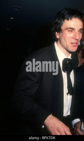 BEVERLY HILLS, Ca - 22. Januar: Schauspieler Daniel Day-Lewis besucht die 51. jährliche Golden Globe Awards am 22. Januar 1994 im Beverly Hilton Hotel in Beverly Hills, Kalifornien. Foto von Barry King/Alamy Stock Foto Stockfoto