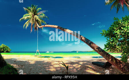 Natur Landschaft tropischer Strand mit Landschaft Kokospalme, kristallklares Meer Wasser auf Hintergrund blauer Himmel Stockfoto