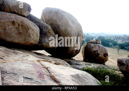 Round Rock Felsbrocken auf Hang des rock Oberfläche an Jatayu Themenpark in Lepakshi, Andhra Pradesh, Indien, Asien Stockfoto