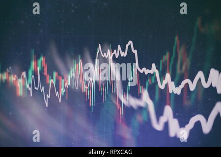 Daten auf einem Monitor, der einschließlich der Markt analysiert. Graphen, Diagramme, finanziellen Kennzahlen. Forex Chart. Stockfoto