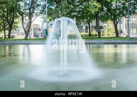 Lange Belichtung geschossen von den Brunnen in der Form des Kegels in Kouvola, Finnland im Sommer. Stockfoto