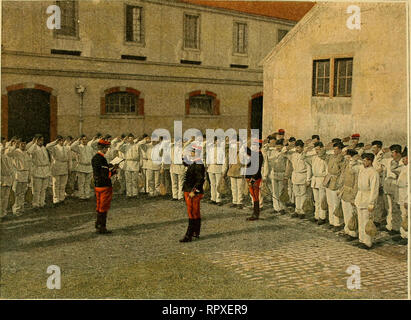 . Album militaire. Frankreich. Armée; Pferde; militärische Uniformen. CAVALERIK Service Intérieur. APPEL DU PANSAGE-LECTURE DE LA ENTSCHEIDUNG L'escadron est réuni Chaque jour, à l'heure fixée, par le Capitaine commandant, généralement Avant le pansage. Le Maréchal de Logis - Chet en Tait l'appel en présence de l'officier de semaine qui lait Donner Vortrag par le Brigadier tourrier des ordres et décisions du Colonel, ainsi que des punitions. Auf v Bestellen le Service pour le lendemain (gardes de Polizei, gardes d'écurie, plantons, etc.). 11 est d'usage dans la Cavalerie que les officiers et Hommes de Troup Stockfoto