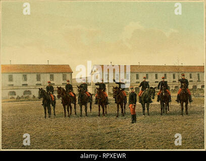 . Album militaire. Frankreich. Armée; Pferde; militärische Uniformen. CAVALERIE Service Intérieur. ECOLE DU CAVALIER A CHEVAL Le MANIEMENT DU Sabre Sabre est l'Arme, par excellence, du Cavalier. Aussi ESL-il. très Wichtige que les hommes de recrue aisément apprennent à le Manier. Auf beginnen par les exercer le Sabre à mettre à la Main et à le remettre au Fourreau.. Bitte beachten Sie, dass diese Bilder sind von der gescannten Seite Bilder, die digital für die Lesbarkeit verbessert haben mögen - Färbung und Aussehen dieser Abbildungen können nicht perfekt dem Original ähneln. extrahiert. [S. l. : N. n. Stockfoto