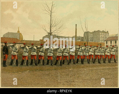 . Album militaire. Frankreich. Armée; Pferde; militärische Uniformen. CAVALERIE Service Intérieur. ECOLE DU CAVALIER A PIED MANIEMENT DE LA CARABINE Tous les régiments de cavalerie sind armés de la carabine et reçoivent l'instruciion du bekämpfen" à pied".-Dans maintes circonstances le Cavalier peut être utilement appelé à se servir de cette Arme, aussi les Übungen de tir sind ils soigneusement exécutés.. Bitte beachten Sie, dass diese Bilder extrahiert werden aus der gescannten Seite Bilder, die digital haben für die Lesbarkeit verbessert - Färbung und Aussehen dieser Abbildungen können nicht Perfekt resemb Stockfoto