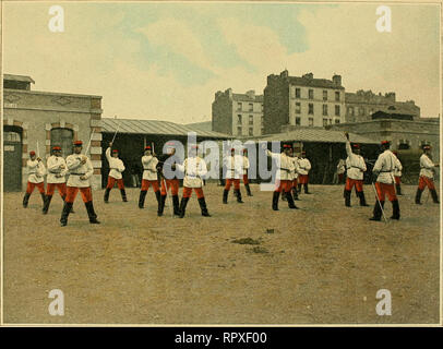 . Album militaire. Frankreich. Armée; Pferde; militärische Uniformen. CAVALERIE Service Intérieur. ECOLE DU CAVALIER A PIED DU MANIEMENT SABRE Avant d'exercer Les Cavaliers au maniement du Sabre ein Cheval, Leur Donne, pour plus de facilité, cette ins-truction à pied, Tout en Leur faisant prendre une Position se rapprochant de Celle qu'ils auront, quand ils enfourcheront leur Monture, Les rênes tenues de la Main Gauche.. Bitte beachten Sie, dass diese Bilder aus gescannten Seite Bilder, die digital für die Lesbarkeit verbessert haben mögen - Färbung und Aussehen dieser Abbildungen kann nicht extrahiert werden Stockfoto