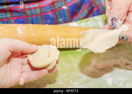 Kleiner Junge formt eine hausgemachte Ravioli zu Hause Stockfoto