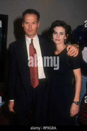 WESTWOOD, CA - 25. Januar: Schauspieler Michael Keaton und Schauspielerin Courteney Cox an Warner Bros. Pictures' "Ace Ventura: Pet Detective" Premiere am 25. Januar 1994 bei Mann Bruin Theater in Westwood, Kalifornien. Foto von Barry King/Alamy Stock Foto Stockfoto