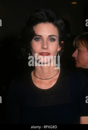 WESTWOOD, CA - 25. Januar: Schauspielerin Courteney Cox nimmt an Warner Bros. Pictures' "Ace Ventura: Pet Detective" Premiere am 25. Januar 1994 bei Mann Bruin Theater in Westwood, Kalifornien. Foto von Barry King/Alamy Stock Foto Stockfoto