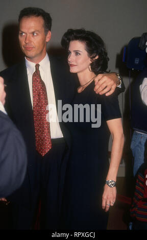 WESTWOOD, CA - 25. Januar: Schauspieler Michael Keaton und Schauspielerin Courteney Cox an Warner Bros. Pictures' "Ace Ventura: Pet Detective" Premiere am 25. Januar 1994 bei Mann Bruin Theater in Westwood, Kalifornien. Foto von Barry King/Alamy Stock Foto Stockfoto