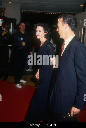 WESTWOOD, CA - 25. Januar: Schauspielerin Courteney Cox und Schauspieler Michael Keaton an Warner Bros. Pictures' "Ace Ventura: Pet Detective" Premiere am 25. Januar 1994 bei Mann Bruin Theater in Westwood, Kalifornien. Foto von Barry King/Alamy Stock Foto Stockfoto