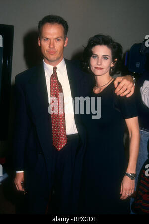 WESTWOOD, CA - 25. Januar: Schauspieler Michael Keaton und Schauspielerin Courteney Cox an Warner Bros. Pictures' "Ace Ventura: Pet Detective" Premiere am 25. Januar 1994 bei Mann Bruin Theater in Westwood, Kalifornien. Foto von Barry King/Alamy Stock Foto Stockfoto