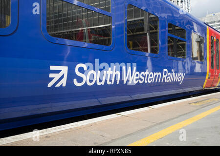 FirstGroup und der MTR Corporation South Western Railway Waggon und Lackierung Stockfoto