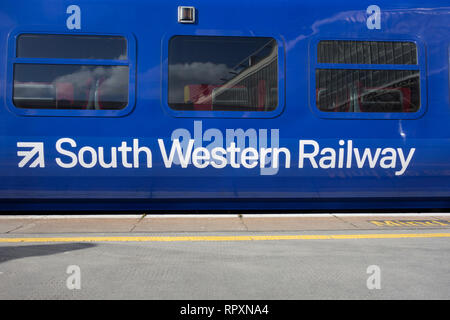 FirstGroup und der MTR Corporation South Western Railway Waggon und Lackierung Stockfoto