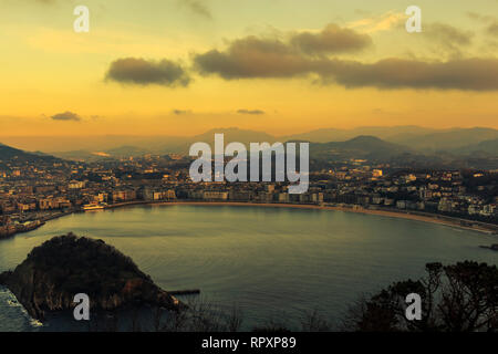 Luftaufnahme der Ferienort San Sebastian in die gebirgige Baskenland, Spanien am Abend aufgenommen Stockfoto